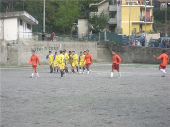 i giocatori dell' Antillese esultano dopo la rete.