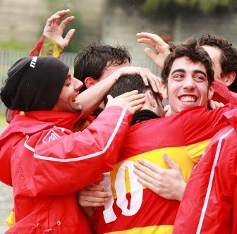 c.-cutroneo-festeggiato-dai-compagni.jpg