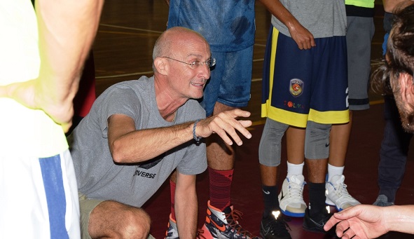 ciccio-romeo-da-indicazioni-ai-suoi-giocatori