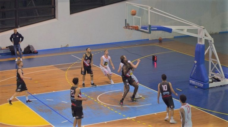 BasketSchoolMe-Gela si lotta sotto canestro