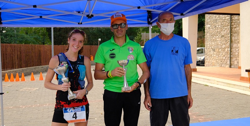 I vincitori del TRAIL DEI PELORITANI Daniele Sammatrice e Simona Nicholson con il presidente della Torre Bianca Roberto Tracuzzi