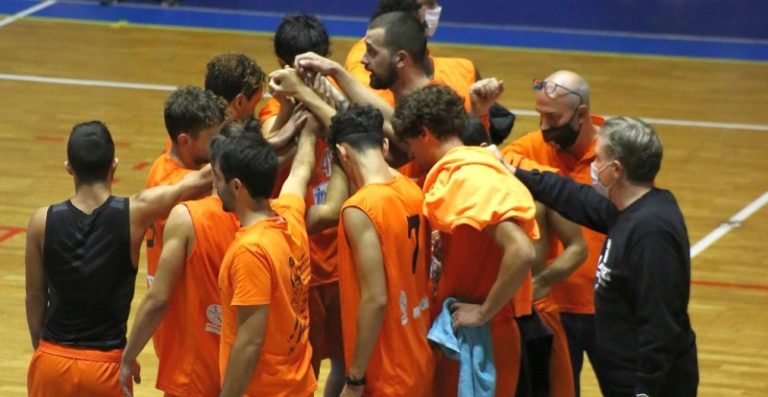Amatori Basket Messina 2021-2022 al centro del campo