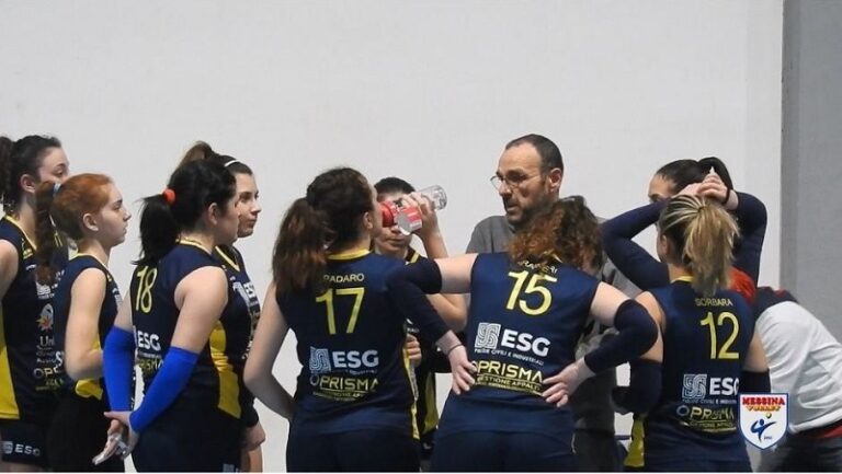 Mister Cacopardo con le atlete del Messina Volley