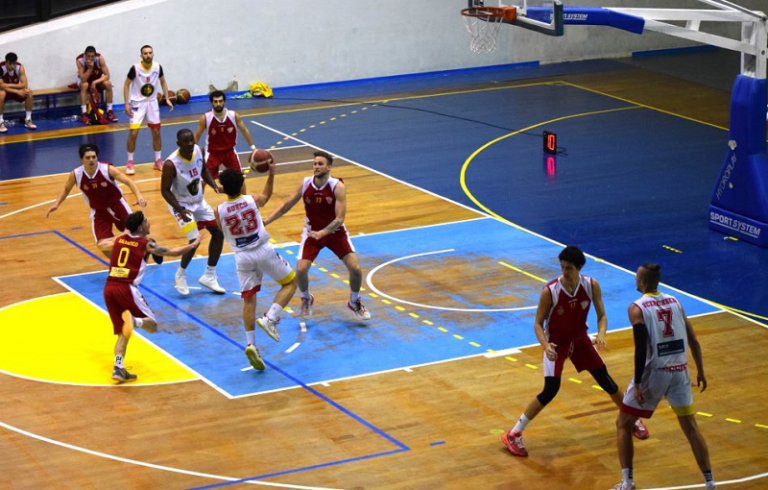 Basket School Messina 21-22 Busco e Yusuf in area avversaria