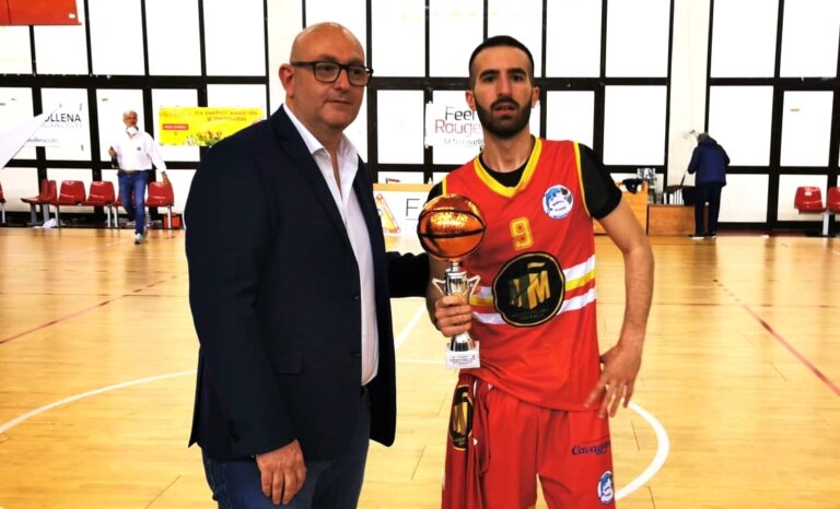 Capitan Scimone premiato con la coppa del secondo posto