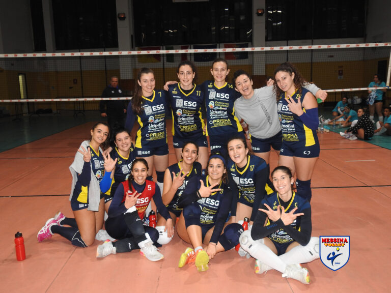 Le ragazze del Messina Volley esultano a fine gara