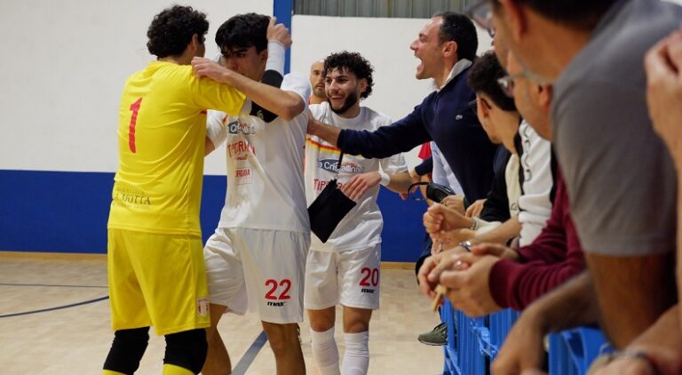 Esultanza dopo il gol di Giuseppe Barbagallo (MESSINA FUTSAL)