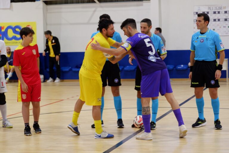 Saluto capitani a inizio partita MESSINA FUTSAL-SAMMICHELE