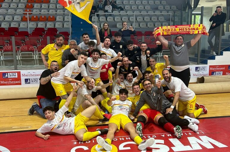 IL MESSINA FUTSAL festeggia la salvezza a fine partita