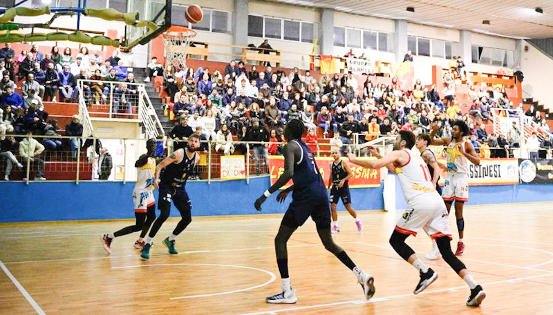 Basket School Messina-Svincolati Milazzo - Una fase di gioco_edited