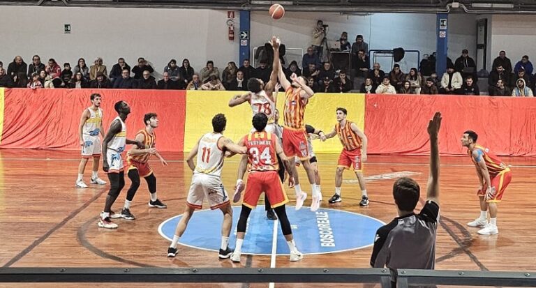 Pallacanestro Antoniana-Basket School Messina - La palla a due