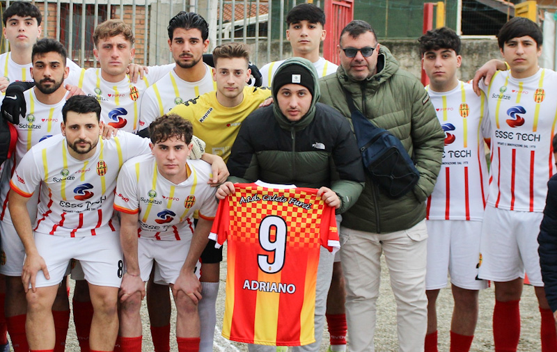 Calcio Furci 24-25 vs Calatabiano la maglia ai famigliari di Aloisi_edited