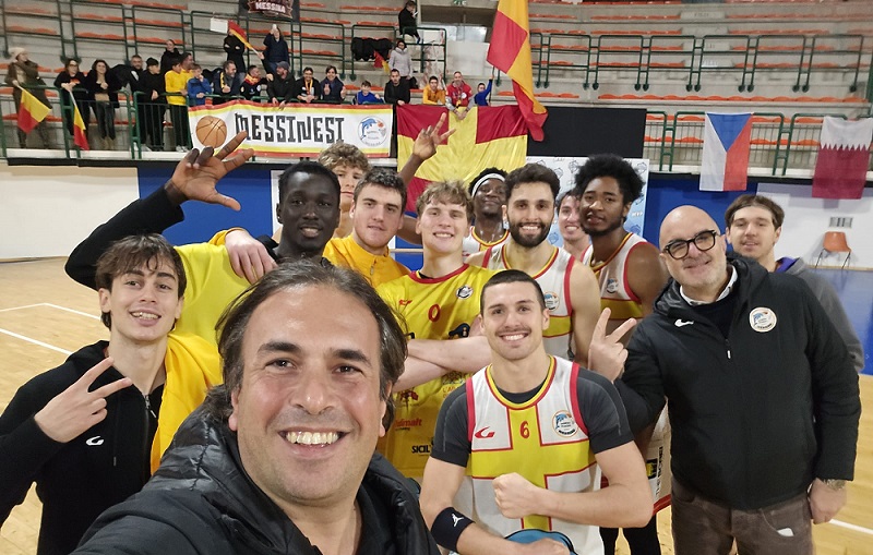 Basket School Messina-Angri Pallacanestro - Il selfie di festa di fine partita