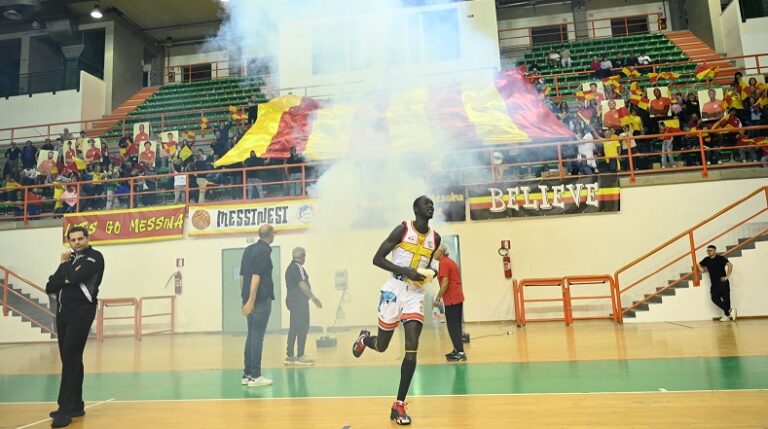 Basket School Messina-Svincolati Milazzo - L'ingresso in campo di Sidy Diakhate e la coreografia