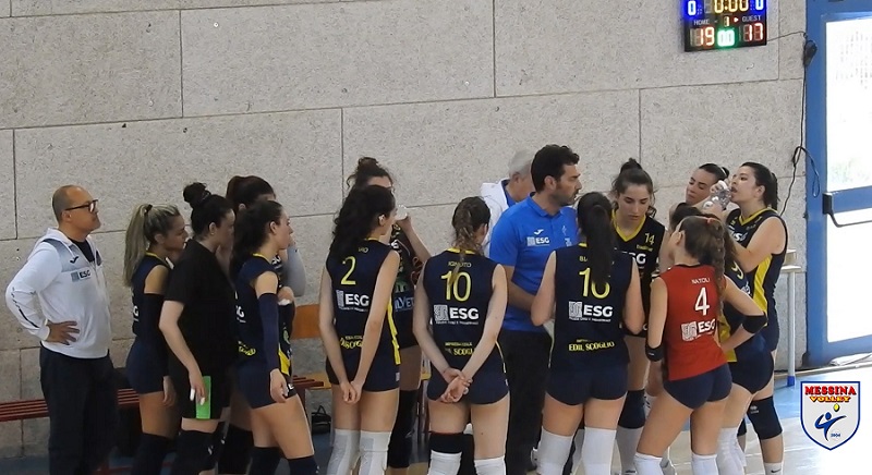 Il Messina Volley durante un time-out