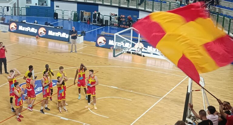 Svincolati Milazzo-Basket School Messina - Il saluto della squadra ai tifosi messinesi (2)