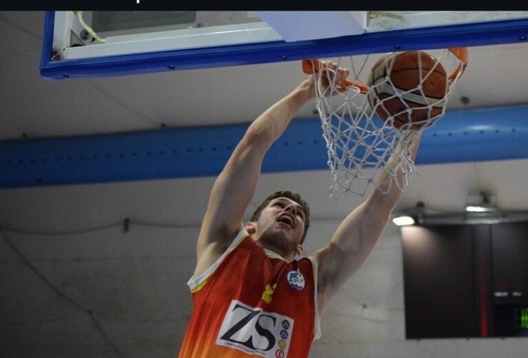 Hamish Warden con la maglia della Basket School nel 2019