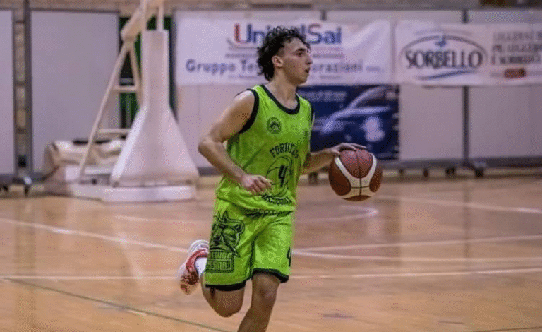Basket School Messina - Leonardo Marinelli con la maglia della Fortitudo