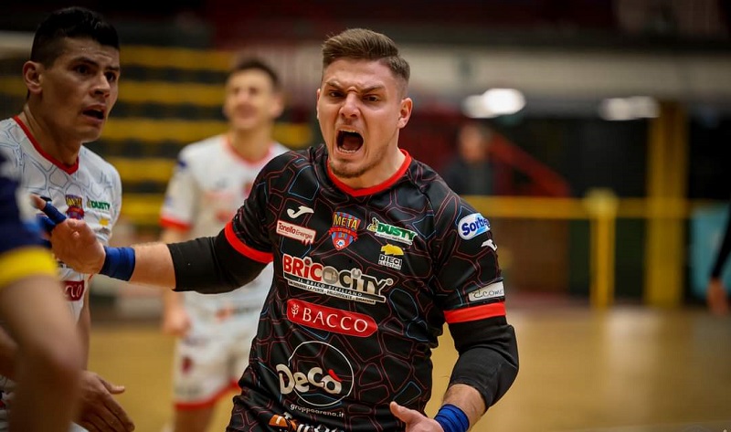 Daniele Dovara esulta (MESSINA FUTSAL)