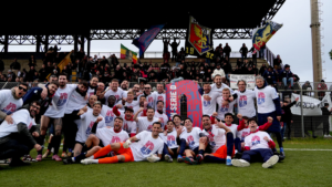 Il Modica con la maglia celebrativa